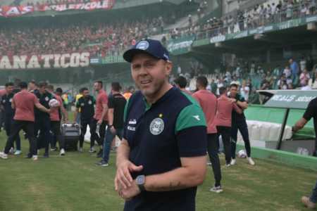 Primeiro clássico de Mozart Santos pelo Coritiba contra o Athletico PR ocorreu no estadual de 2025
