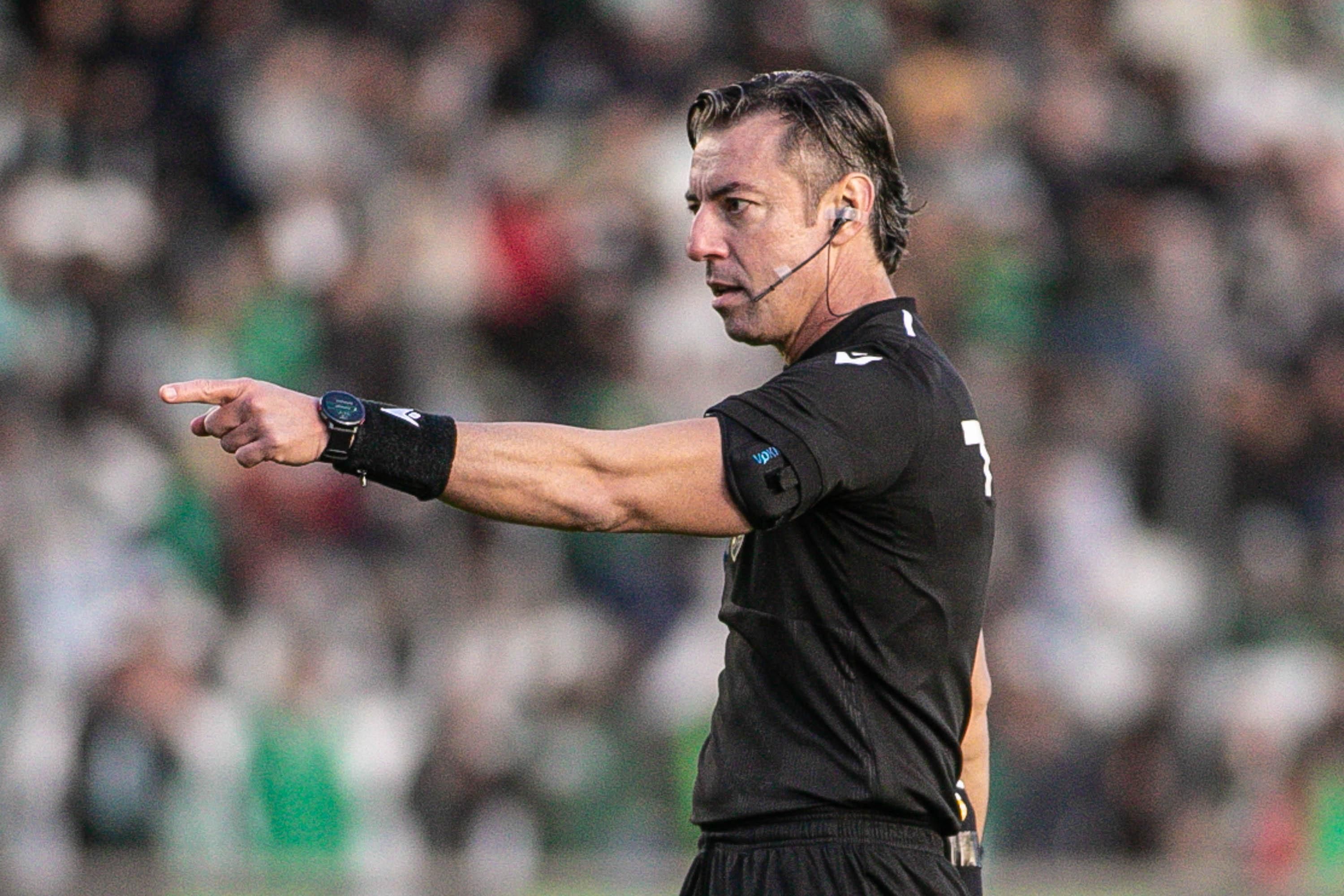 Caso Balogun: CBF se posiciona e defende árbitro Raphael Claus de acusação de Trump