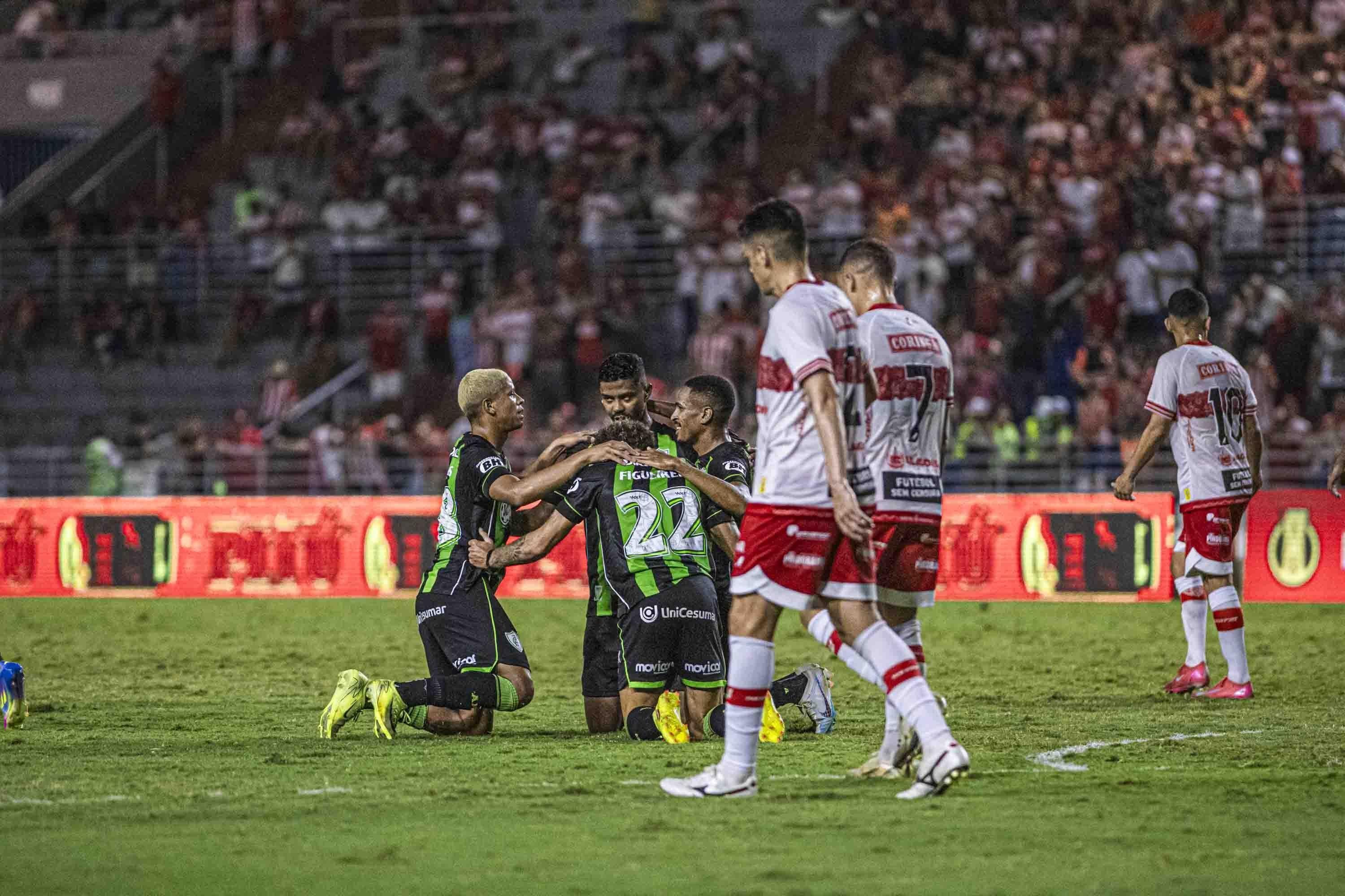 Com um a menos, América vence CRB de virada e decola na tabela da Série B