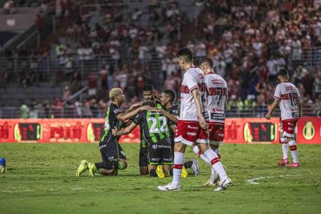 Jogadores do América comemoram gol marcado em partida diante do CRB
