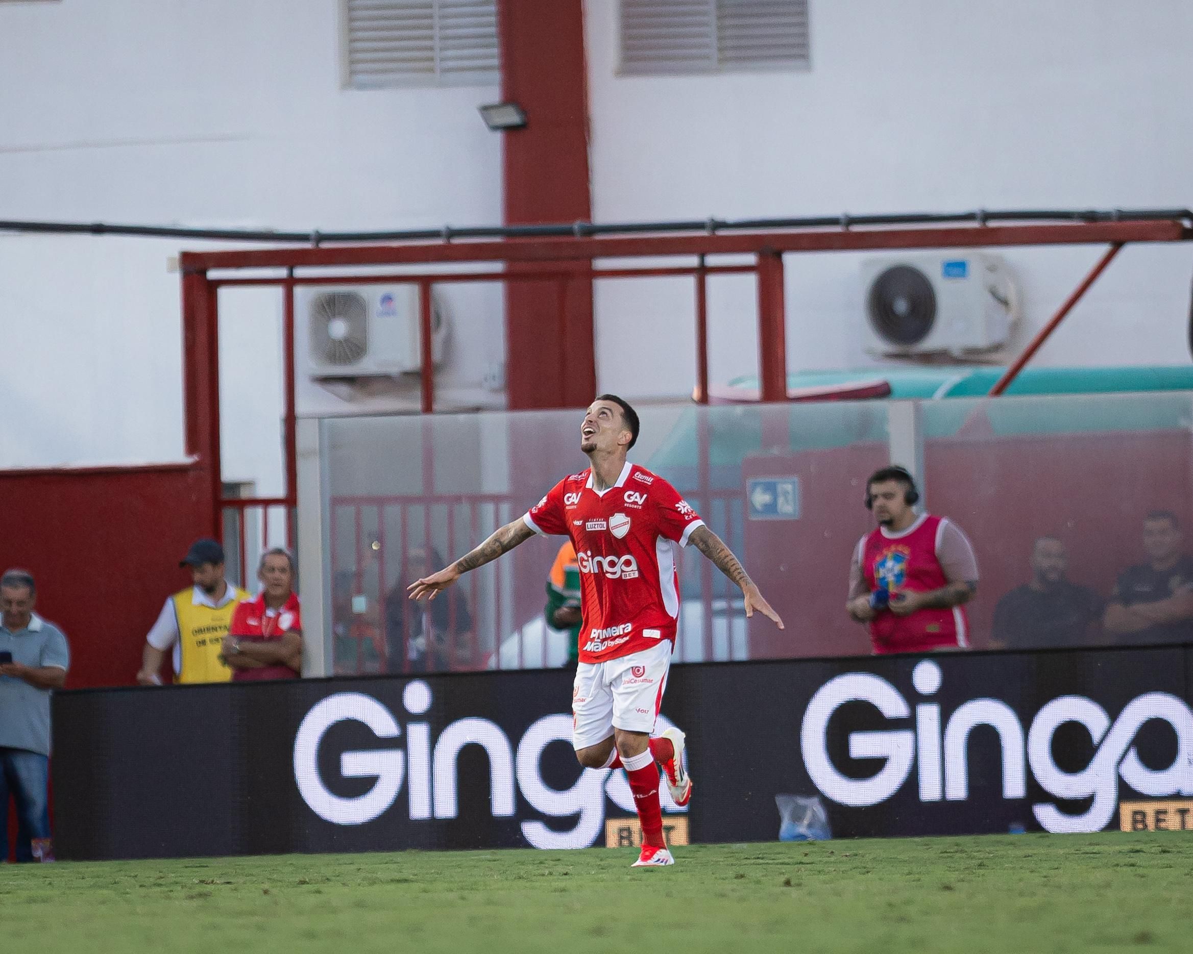 Vila Nova-GO marca no fim e vence clássico contra o Atlético-GO pela Série B