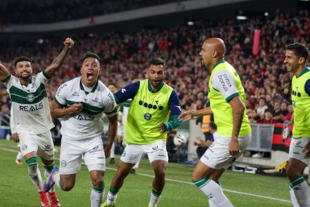 Sebastián Gómez (segundo jogador da esquerda para direita) marcou o gol do Coritiba contra o Athletico-PR