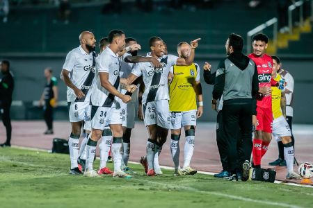 Lucas Cândido (camisa 25) fez o gol da vitória da Ponte Preta contra o Maringá