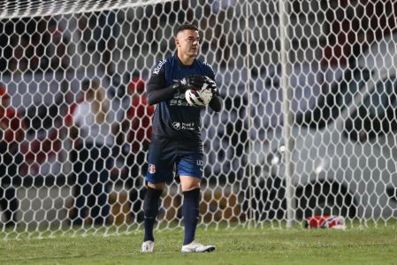 Felipe Alves em campo pelo Santa Cruz contra o Central-PE