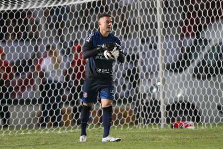 Felipe Alves em campo pelo Santa Cruz contra o Central-PE
