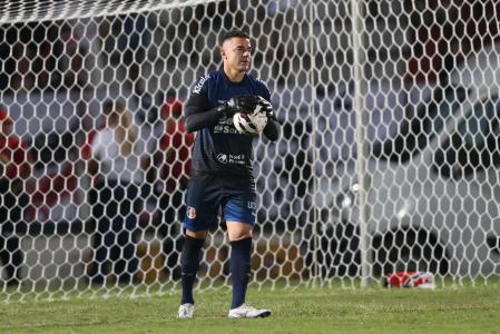 Felipe Alves em campo pelo Santa Cruz contra o Central-PE