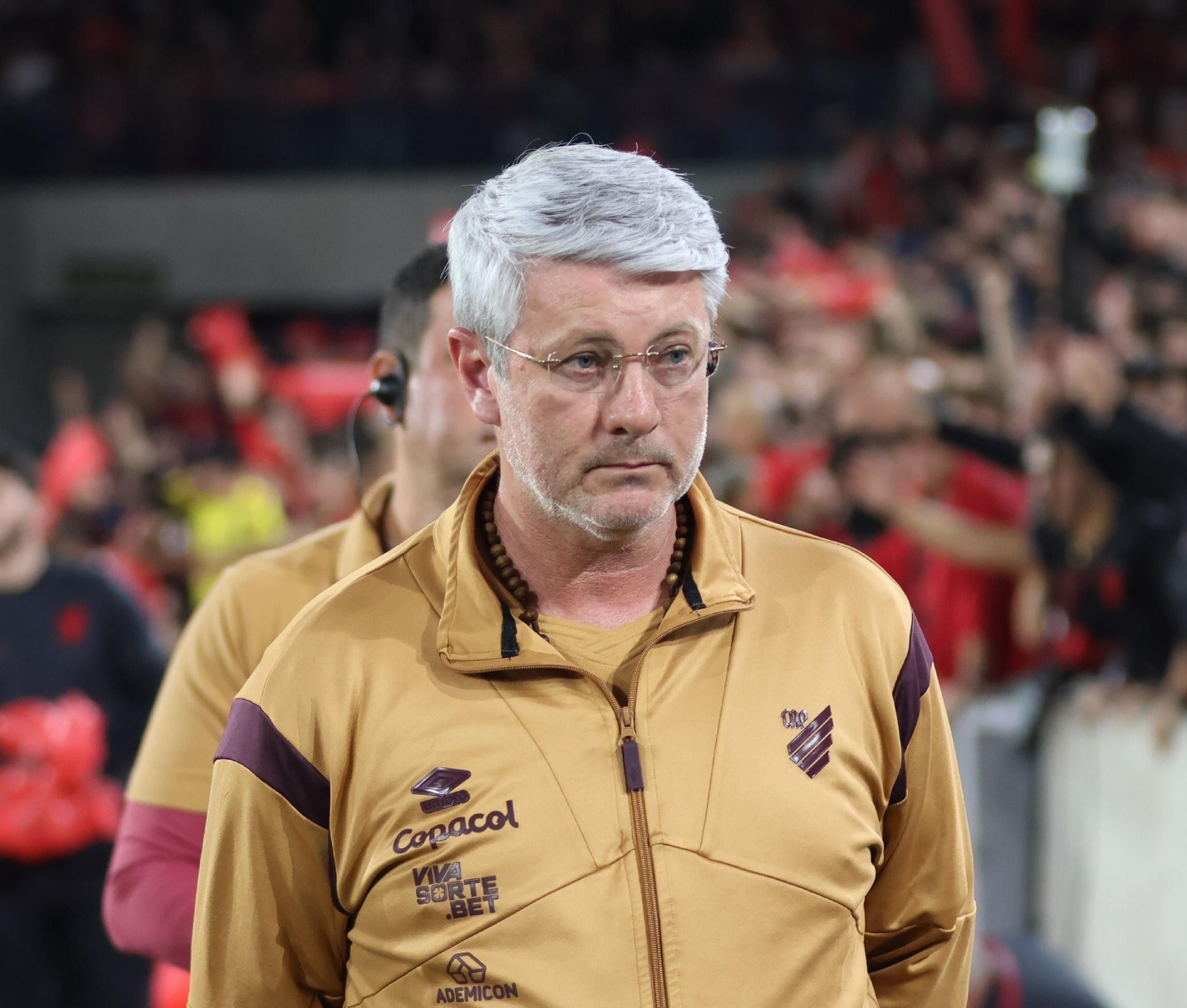 Odair aquece disputa no Athletico-PR: 'Ninguém vai jogar por carteirada'