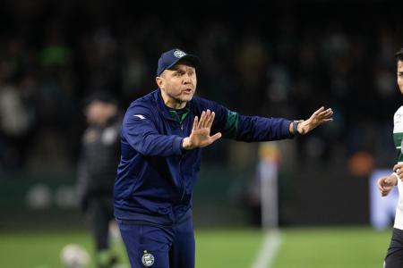 Mozart Santos terá dor de cabeça para resolver no Coritiba contra o CRB