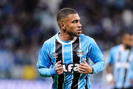 Lucas Esteves será titular na lateral esquerda do Grêmio contra o Cruzeiro