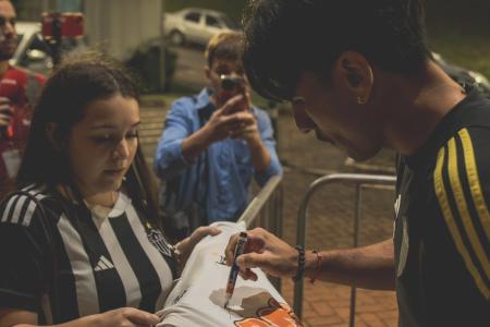 Isabela recebendo autógrafo na camisa do Galo