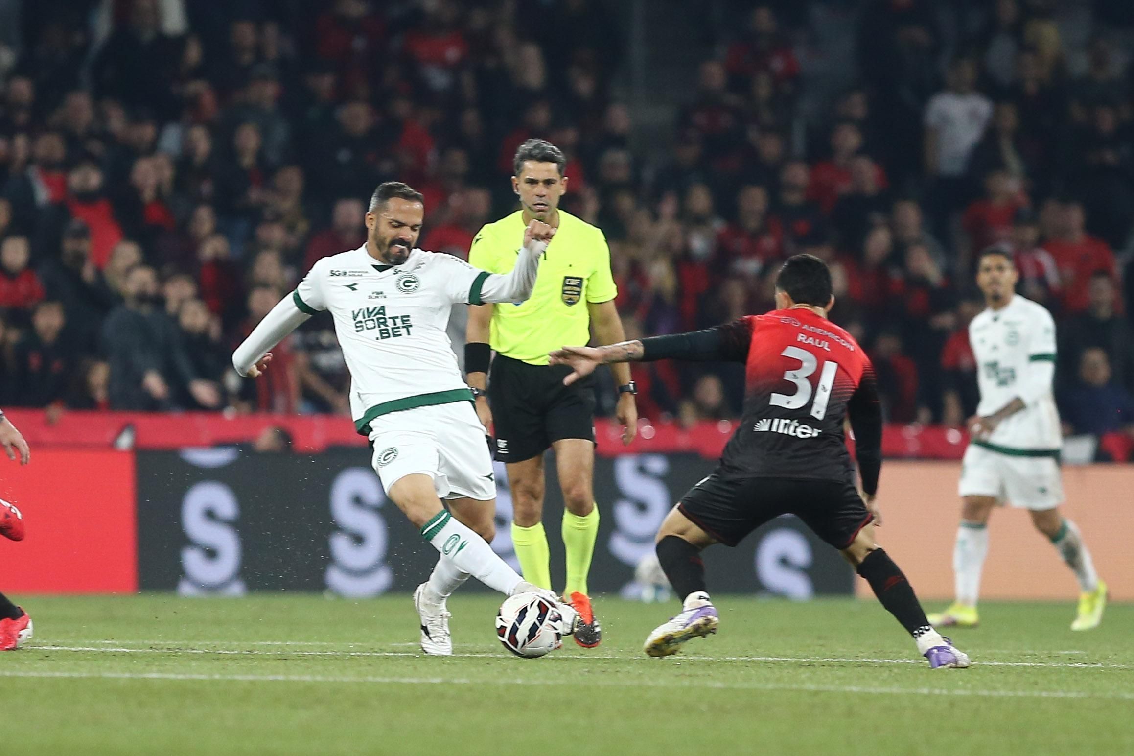 Goleiro do Athletico-PR falha, Goiás vence e cola no líder da Série B