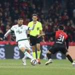 Goleiro do Athletico-PR falha, Goiás vence e cola no líder da Série B
