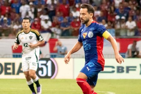 Everton Ribeiro em campo pelo Bahia, contra o Atlético
