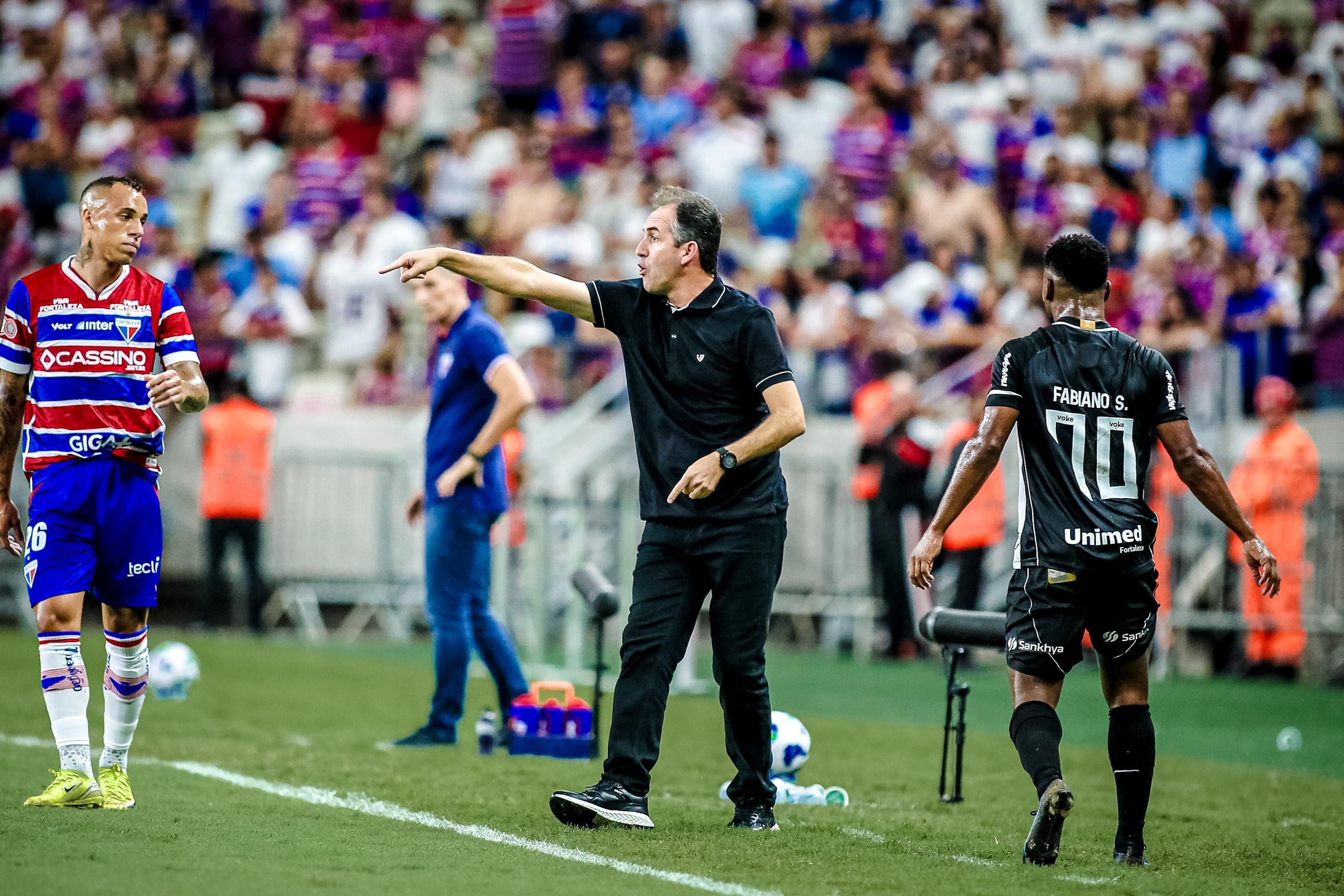 Técnico do Ceará exalta elenco e torcida após bater Fortaleza: ‘Nos sentimos em casa'