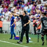 Técnico do Ceará exalta elenco e torcida após bater Fortaleza: ‘Nos sentimos em casa'