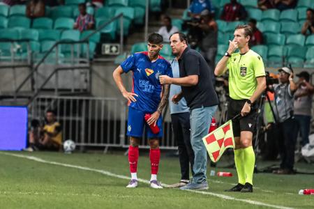 Zagueiro Ramos Mingo, do Bahia, recebe orientações do técnico Rogério Ceni