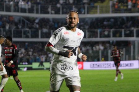 Neymar desencantou no Brasileiro e garantiu a vitória do Santos sobre o Flamengo