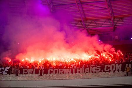 Torcedores do Corinthians acenderam sinalizadores no Castelão durante duelo contra Ceará