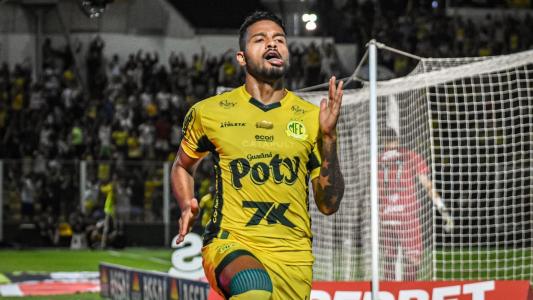 Reinaldo em vitória do Mirassol sobre o Santos