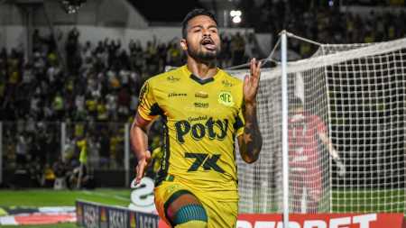 Reinaldo em vitória do Mirassol sobre o Santos