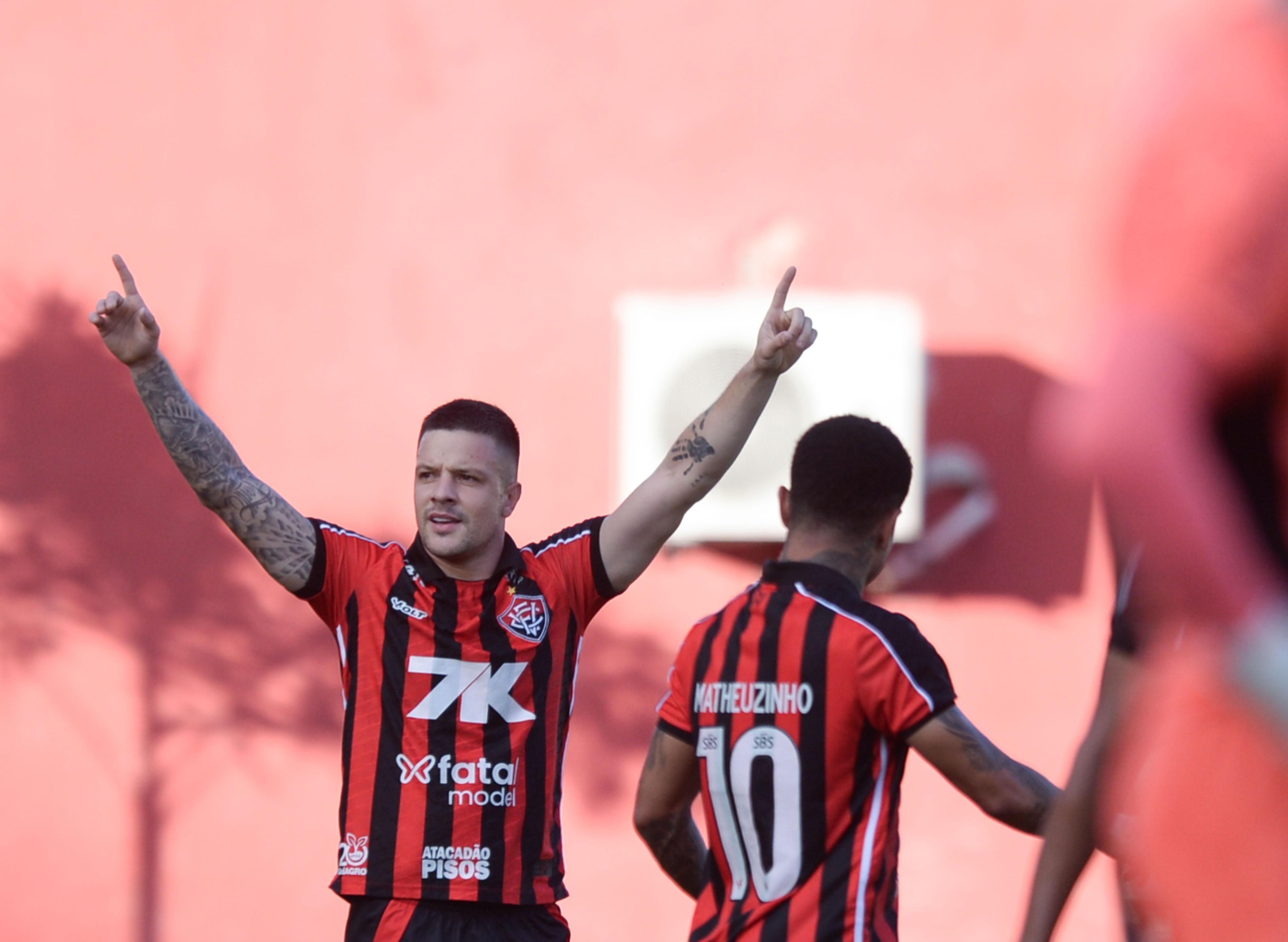 Ex-Cruzeiro decide, Vitória vence RB Bragantino e deixa o Z4 do Brasileiro