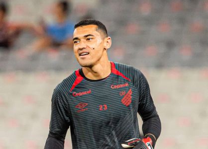 Santos assume o gol do Athletico-PR no lugar de Mycael