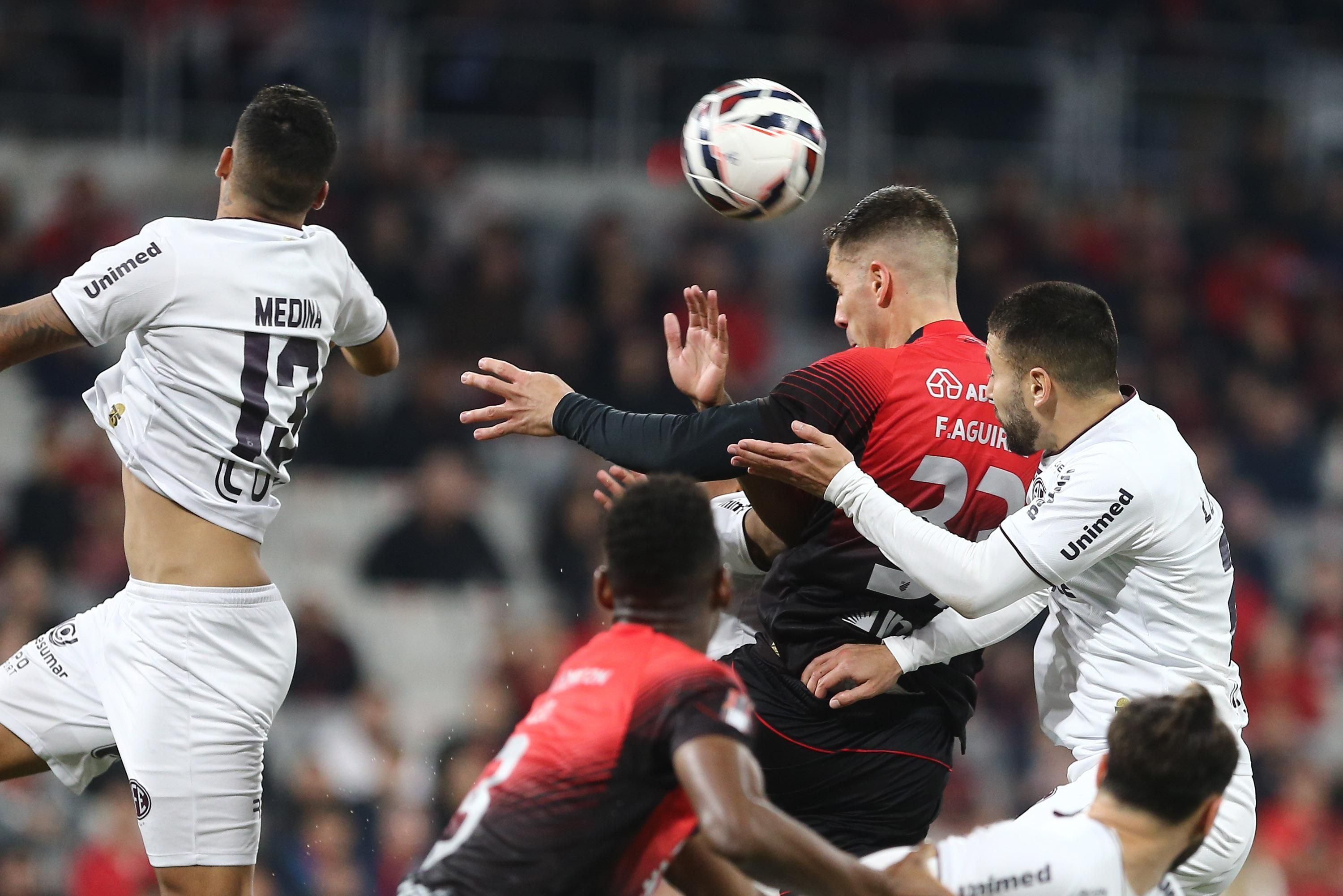 Athletico-PR empata com Ferroviária em jogo marcado por pênalti polêmico