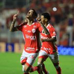 Vila Nova brilha em casa, supera CRB em crise e entra no G4 da Série B