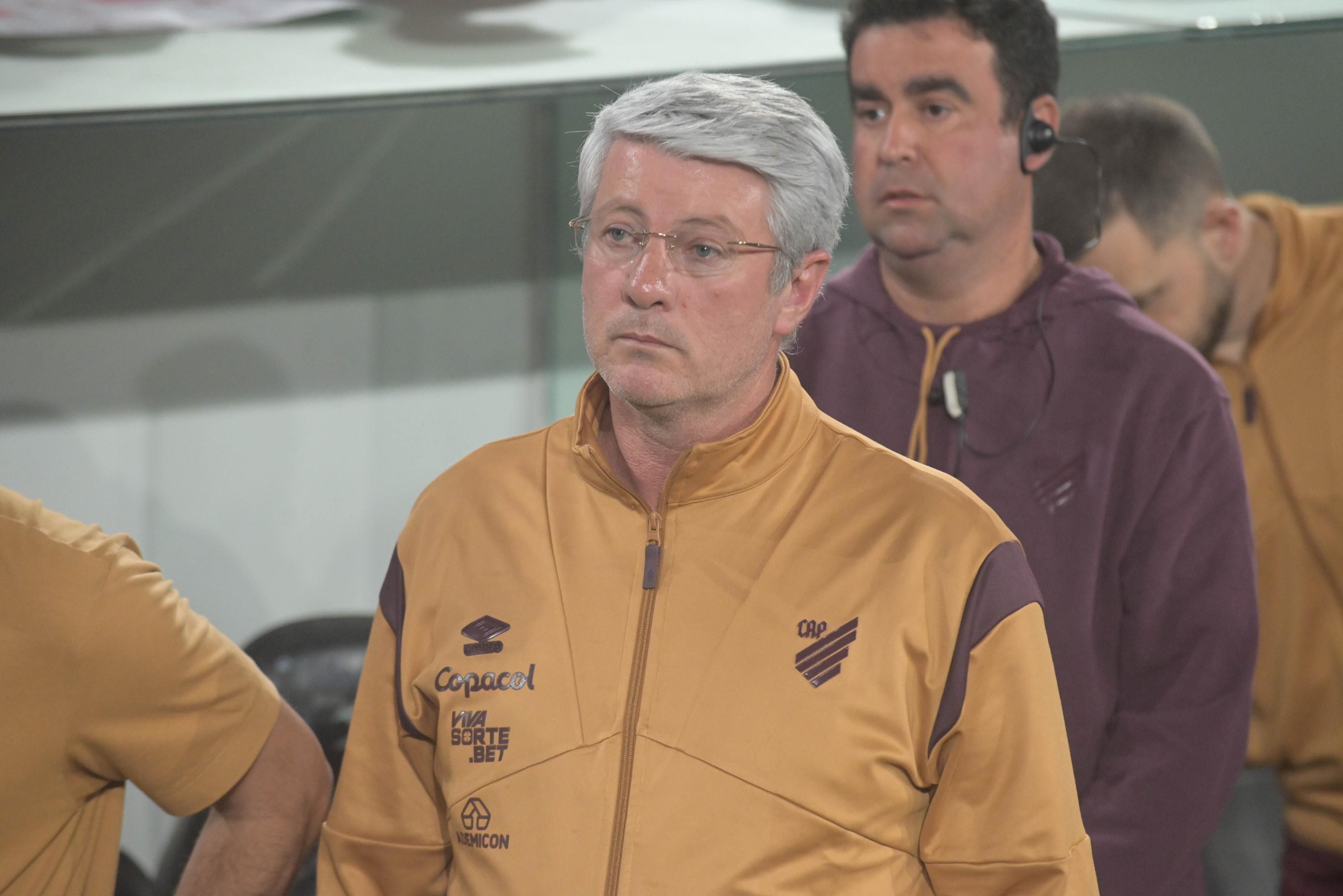 Técnico do Athletico-PR, Odair dispara contra arbitragem: 'Interferência fez o resultado'