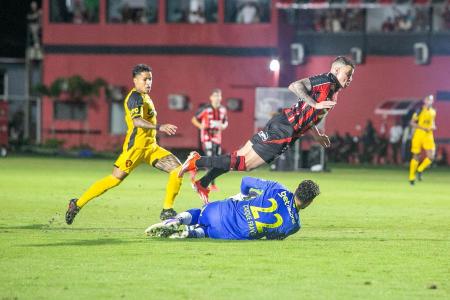 Renato Kayzer, do Vitória, em dividida com o goleiro Caíque França