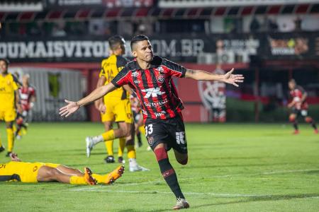 Erick comemora gol do Vitória sobre o Sport