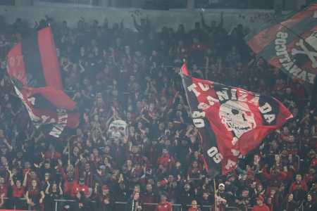 Torcida organizada Os Fanáticos, do Athletico-PR