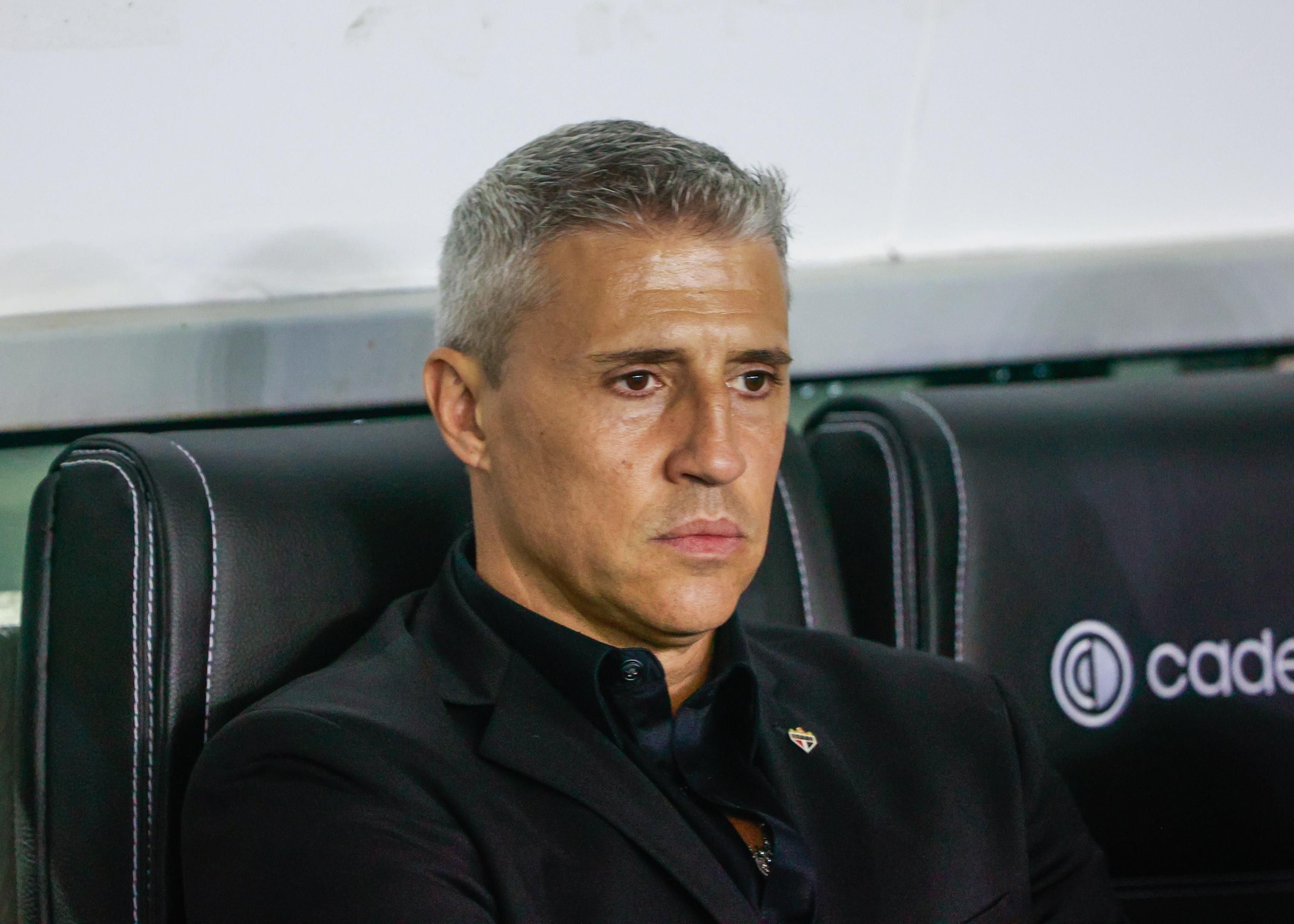 Titular do São Paulo sente e é substituído nos primeiros minutos contra o Grêmio
