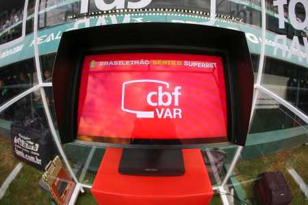 Tela do VAR no Estádio Couto Pereira, em Curitiba, palco de Coritiba x Amazonas