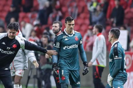 Léo Jardim (centro da imagem) saindo de campo no Estádio Beira-Rio, em Porto Alegre