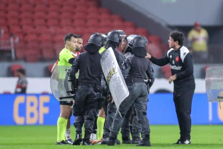 Fernando Diniz (à direita) foi reclamar com o árbitro no final da partida