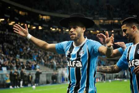 Braithwaite comemorou com um chapéu após gols do Grêmio contra Fortaleza