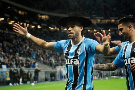 Braithwaite comemorou com um chapéu após gols do Grêmio contra Fortaleza