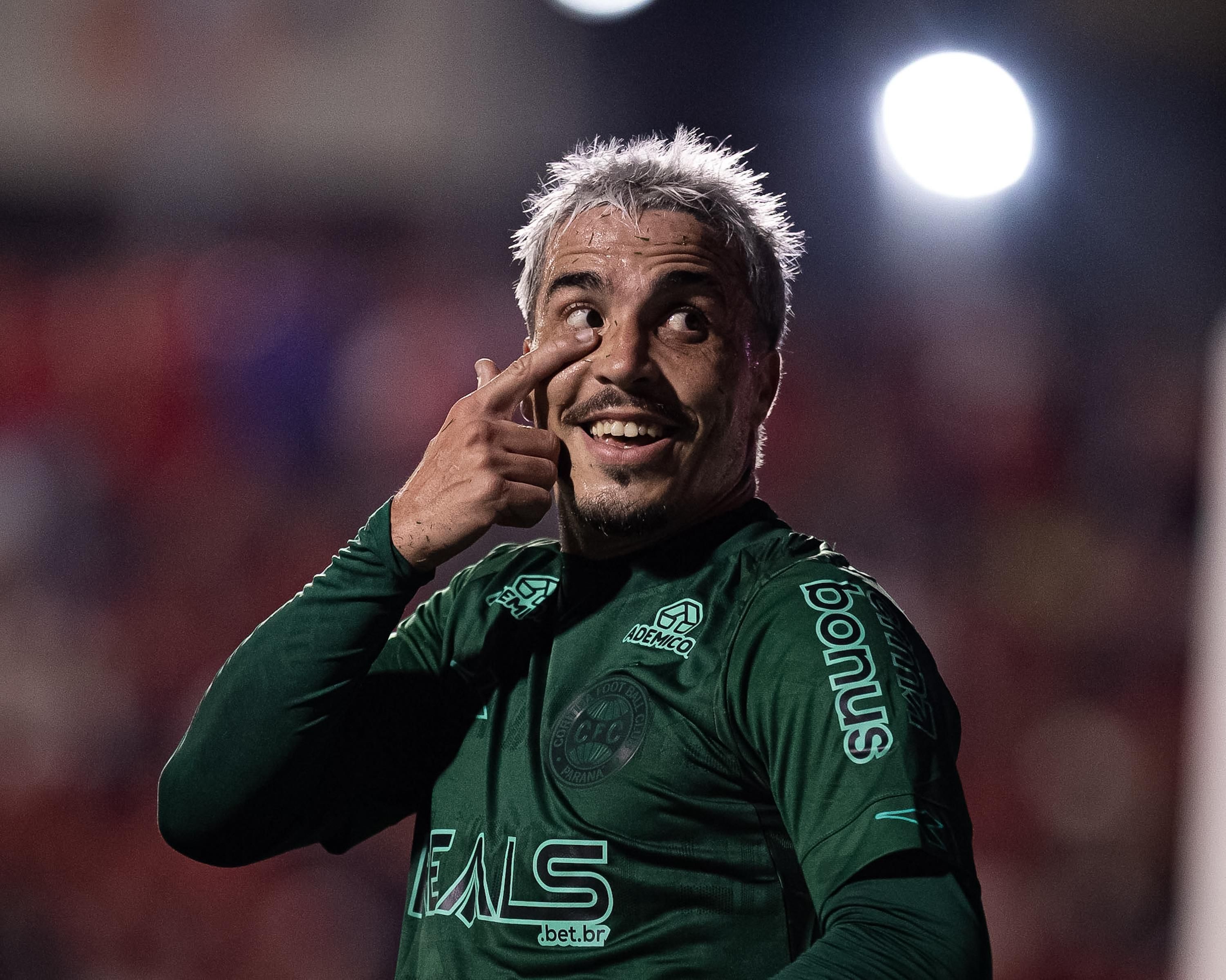 Coritiba supera expulsão, vence Vila Nova e assume liderança da Série B