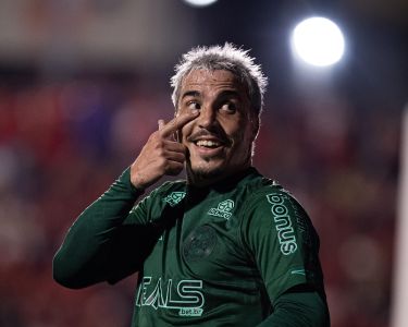 Josue jogador do Coritiba comemora gol durante partida contra o Vila Nova-GO