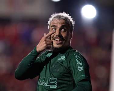 Josue jogador do Coritiba comemora gol durante partida contra o Vila Nova-GO
