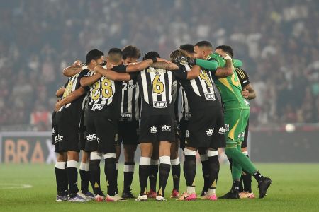 Jogadores do Atlético reunidos antes de jogo contra o Flamengo no Maracanã, pela Copa do Brasil