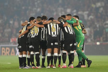 Jogadores do Atlético reunidos antes de jogo contra o Flamengo no Maracanã, pela Copa do Brasil