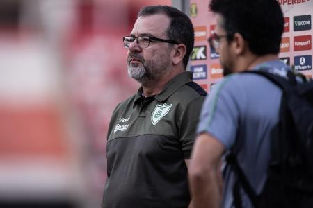 Enderson Moreira em ação na derrota do América para a Ferroviária