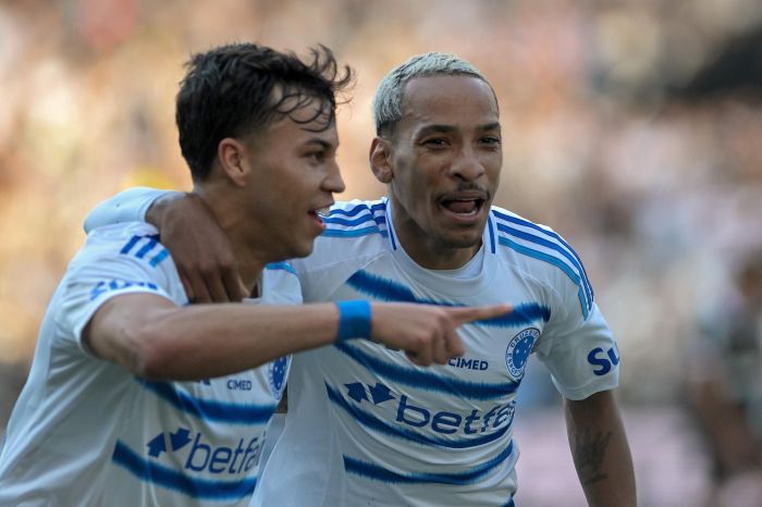 Matheus Pereira, do Cruzeiro, comemora gol ao lado de Kaio Jorge