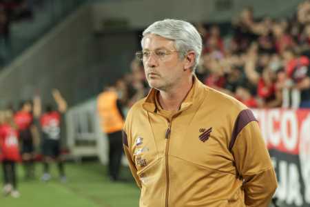 Odair Hellmann não tem conseguido desempenhar bem no comando técnico Athletico-PR