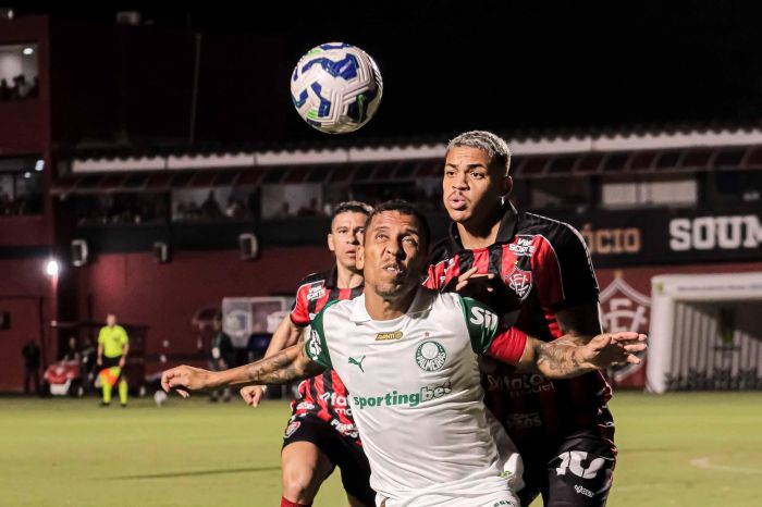 Maykon Jesus faz marcação em Marcos Rocha, do Palmeiras; Osvaldo observa ao fundo