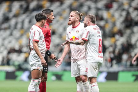 Eduardo Sasha e Pitta com o árbitro Bruno Arleu na Arena MRV