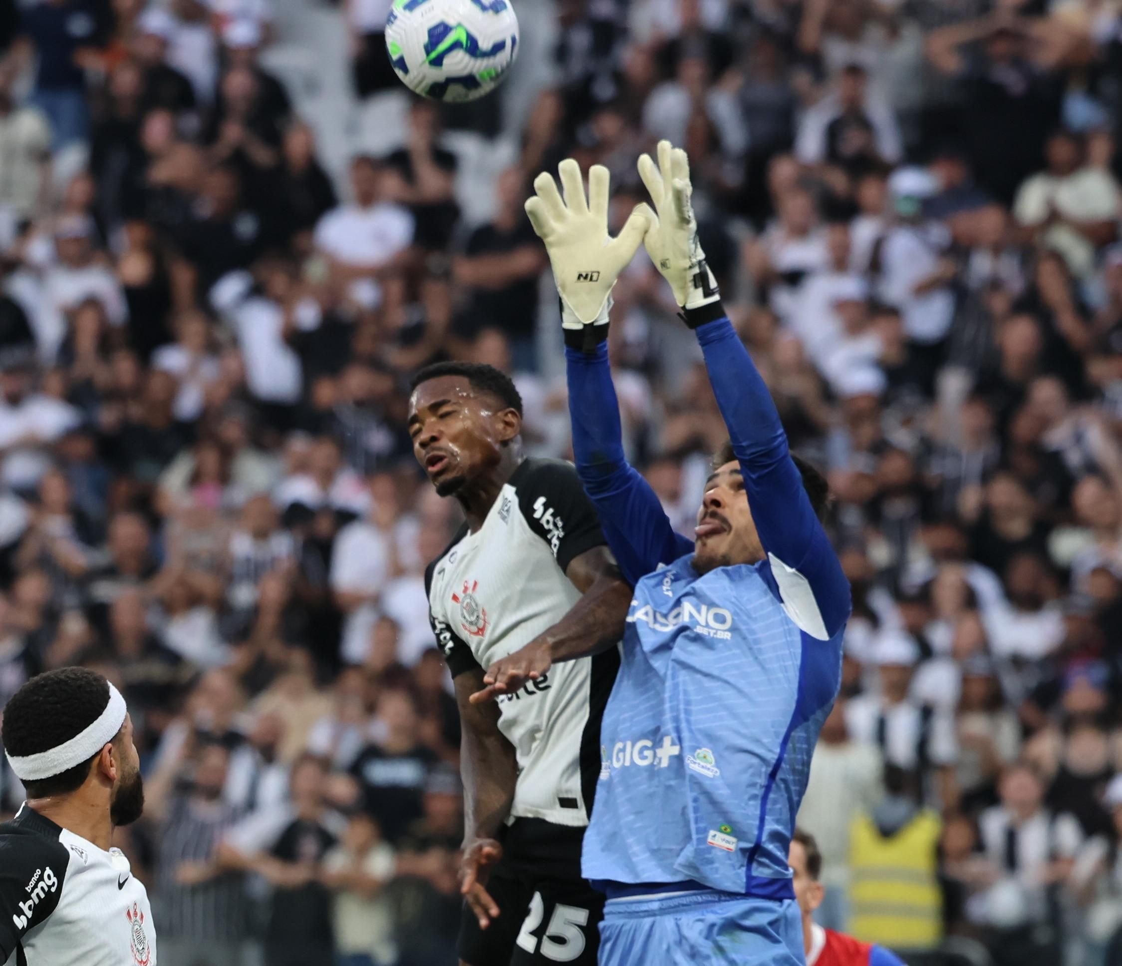 Destaque contra o Corinthians, goleiro do Fortaleza é elogiado após estreia