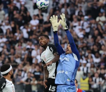 Vinicius divide bola aérea com o zagueiro Cacá, do Corinthians